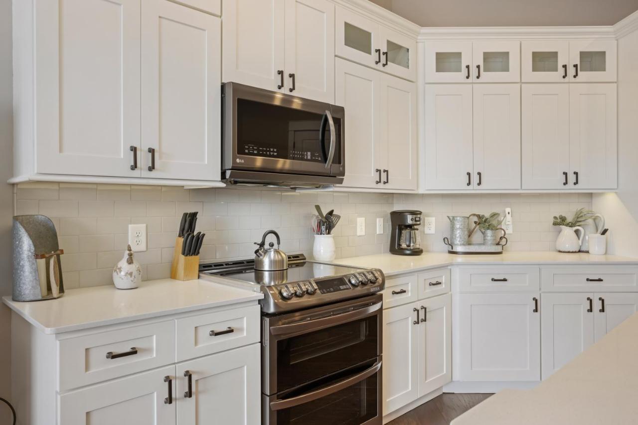Beautiful Downtown Condo - Balcony - Amazing City Views - Loaded Kitchen - Stainless Steel Appliances - Board Games & More Blue Ridge Dış mekan fotoğraf